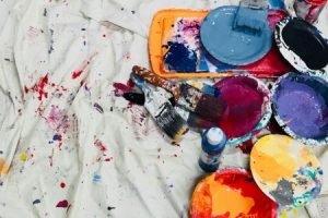 Pojemniki z farbami do malowania ścian