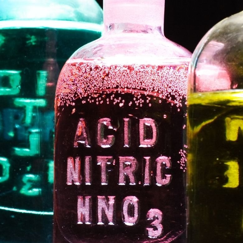 Acide nitrique (V) – caractéristiques, utilisations et dangers