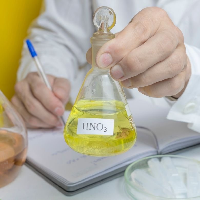 Acide nitrique (V) – caractéristiques, utilisations et dangers