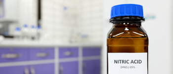 Acide nitrique (V) – caractéristiques, utilisations et dangers - PCC Group  Product Portal