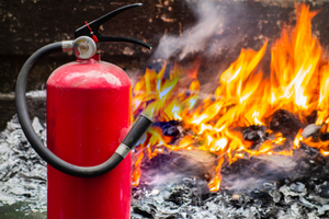 Por que água apaga fogo e não é usada para incêndio de combustível líquido