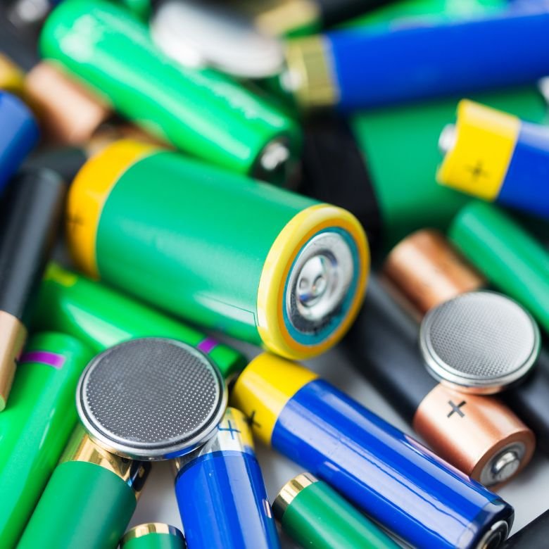 Mélanger différents types de piles et batteries : à faire ou non