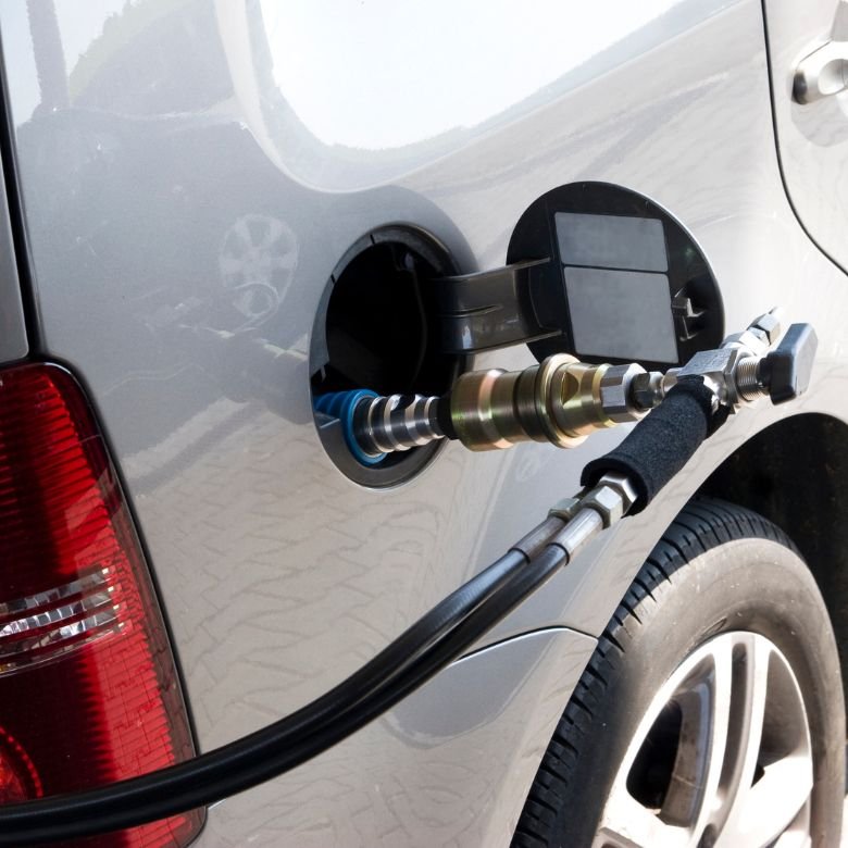 Fahrzeug-Kraftstoffeinfüllstutzen und Verteiler