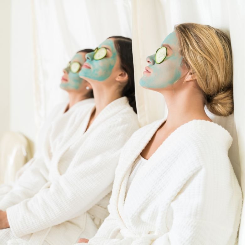 femmes portant des masques cosmétiques au spa