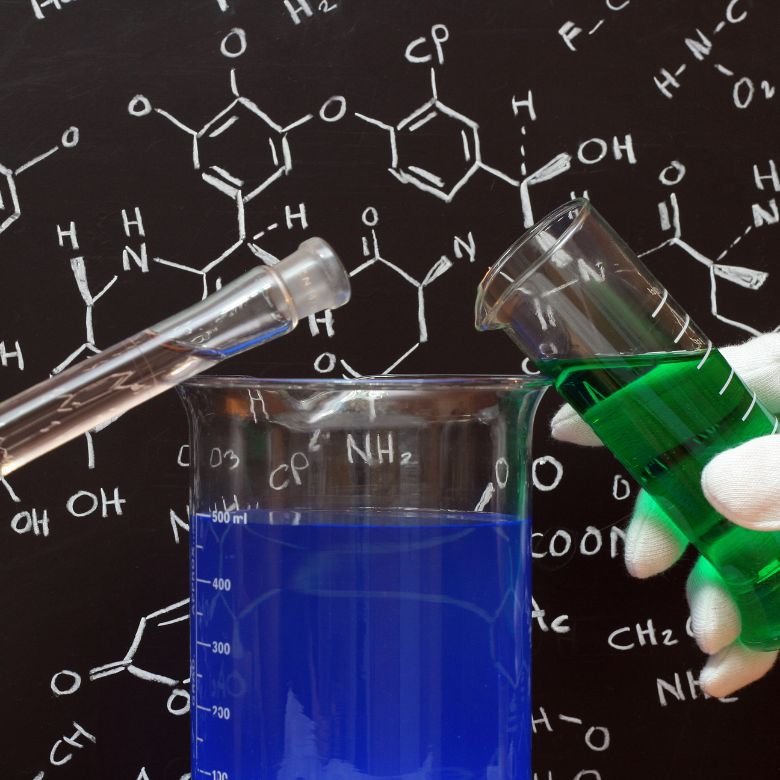 Fórmulas químicas e tubos de ensaio com substâncias