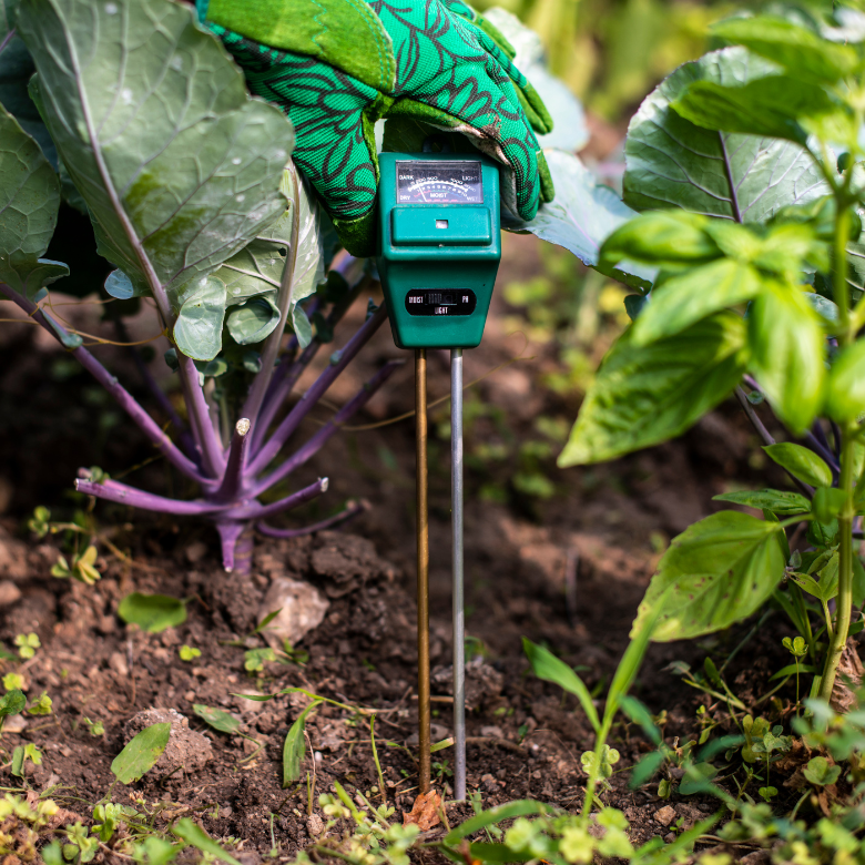 Provádění měření pH půdy v zemědělské oblasti