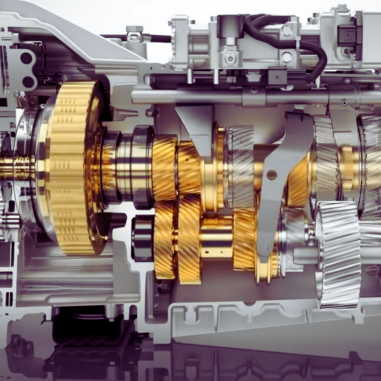 Vista em corte de um mecanismo de caixa de engrenagens com engrenagens douradas e prateadas visíveis sobre um fundo claro.