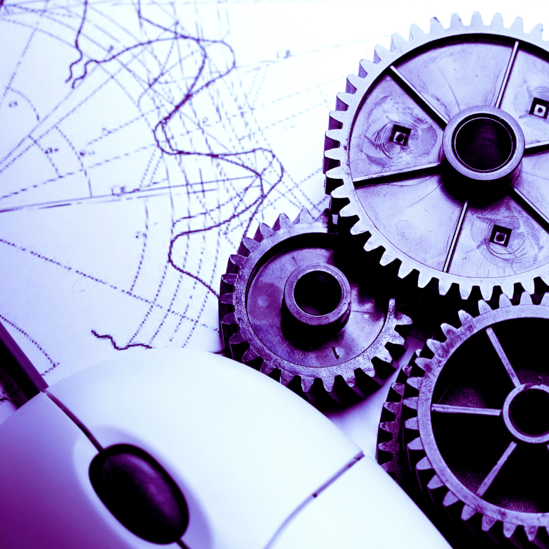 Imagem em close-up de engrenagens metálicas e um mouse de computador branco contra um fundo de desenho técnico, renderizado em tons de roxo e azul.